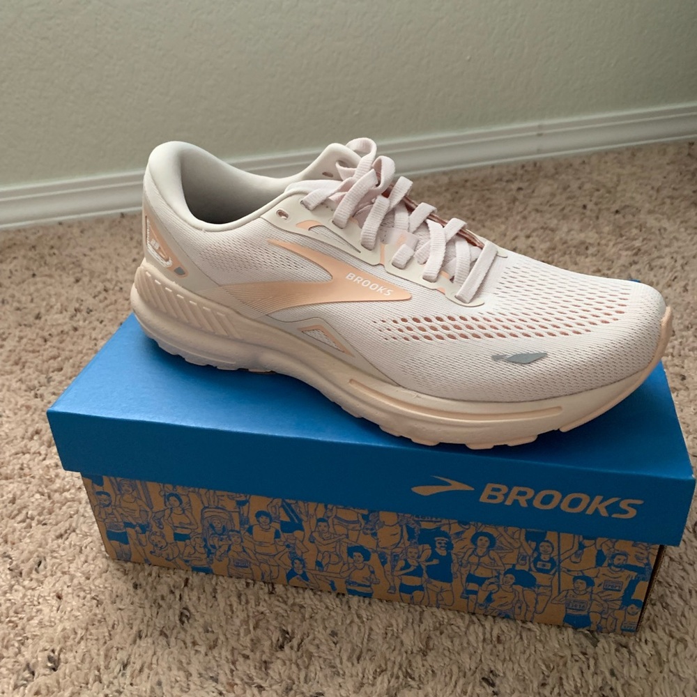 Brand New Brooks Adrenaline GTS 23 Running Shoe Women's Size 9